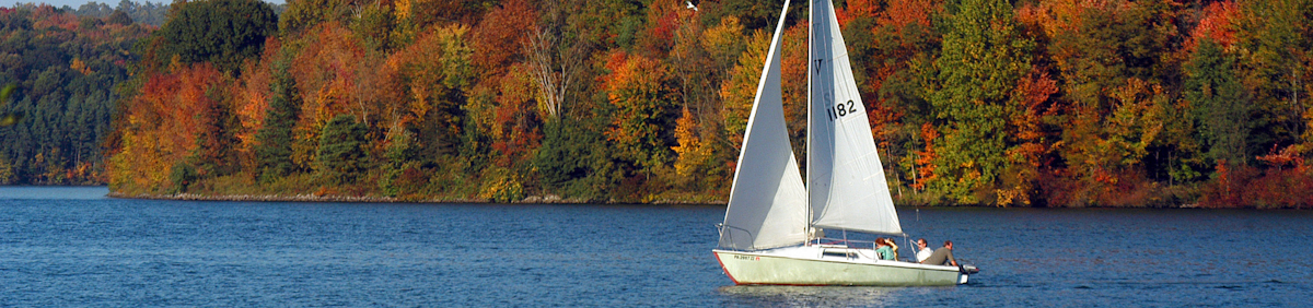 Herbstsegeln: Die besten Reiseziele, Mietboote und Tipps