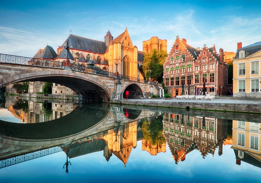 Canal de agua y casas históricas en Gante, Bélgica