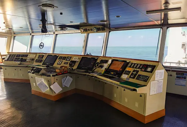 Kapitánský můstek je o hodně větší než ten na jachtě