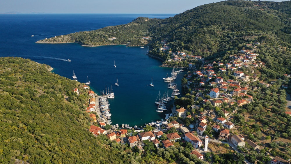 Griechische Insel Ithaka mit einem Jachthafen voller Yachten und Segelboote.