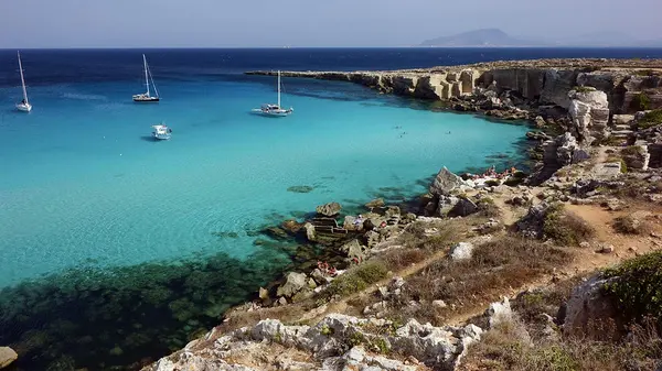 Himmelblau Cala Rossa-Strand in Sizilien