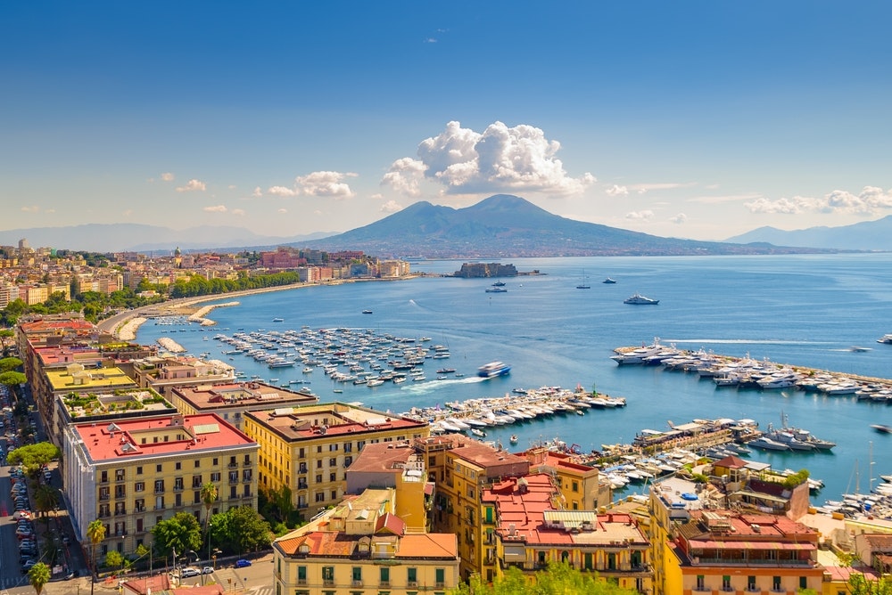 Vedere a Golfului Napoli de pe dealul Posillipo, cu Vezuviul în fundal.