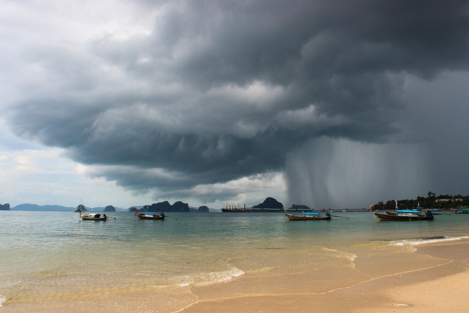 Pesanti nubi temporalesche con pioggia torrenziale sul Mare di Anderman, Thailandia