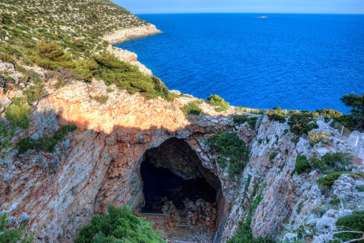 Die Odysseus-Höhle vom Festland gesehen