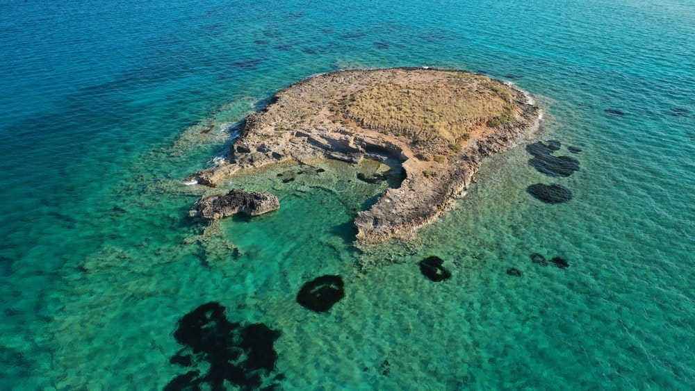 Prehistorické sídliště Pavlopetri, archeologického naleziště těsně pod hladinou poblíž oblíbené pláže Pounta a ostrova Elafonisos, Peloponés, Řecko