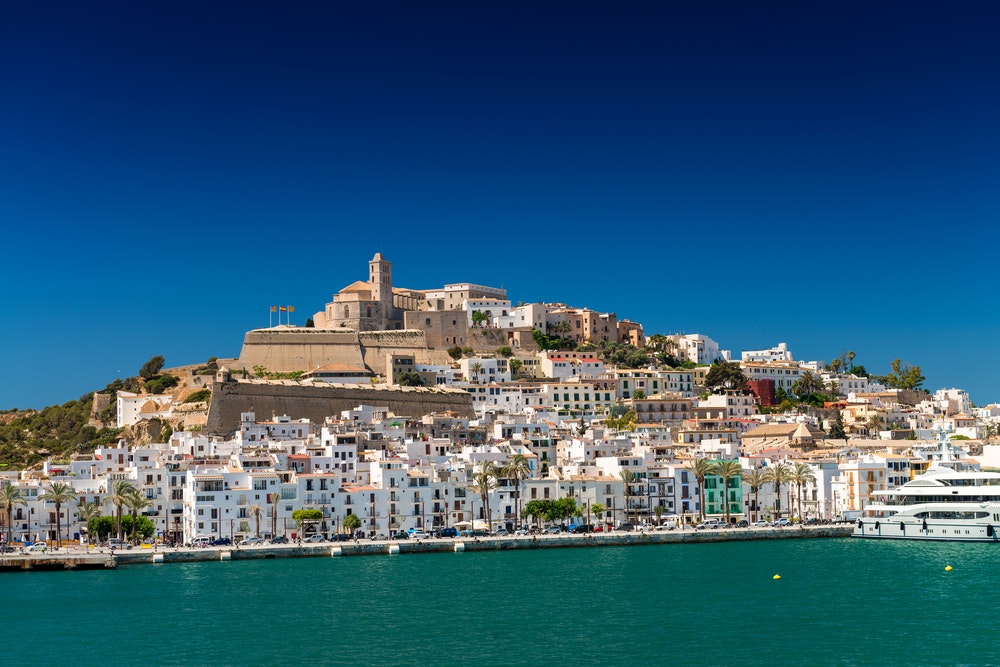 Panorama der Insel Ibiza an einem schönen Sommertag.