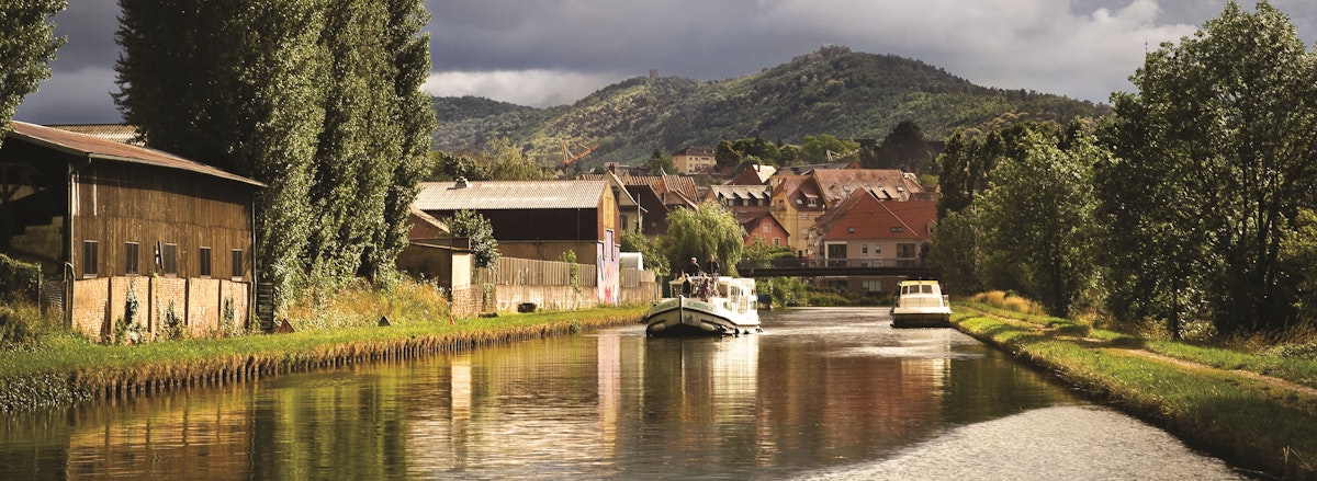 Licence-free houseboat rental all over Europe!