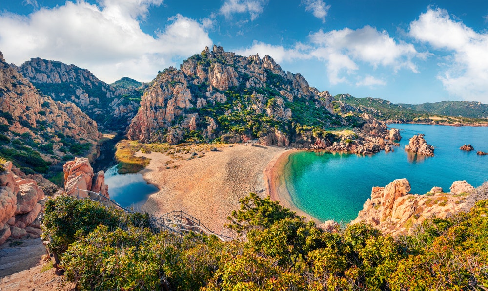 Pohled na Pláž Li Cossi na Sardinii, Itálie, Evropa. Nádherná středomořská krajina. 