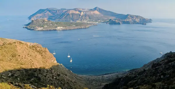 Pohled na ostrov Vulcano z ostrova Lipari