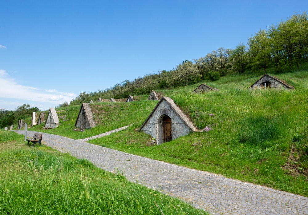 Hagyományos borospincék a Sárospatak melletti Hercegkuton Tokaj régió Magyarország - Gombhegy