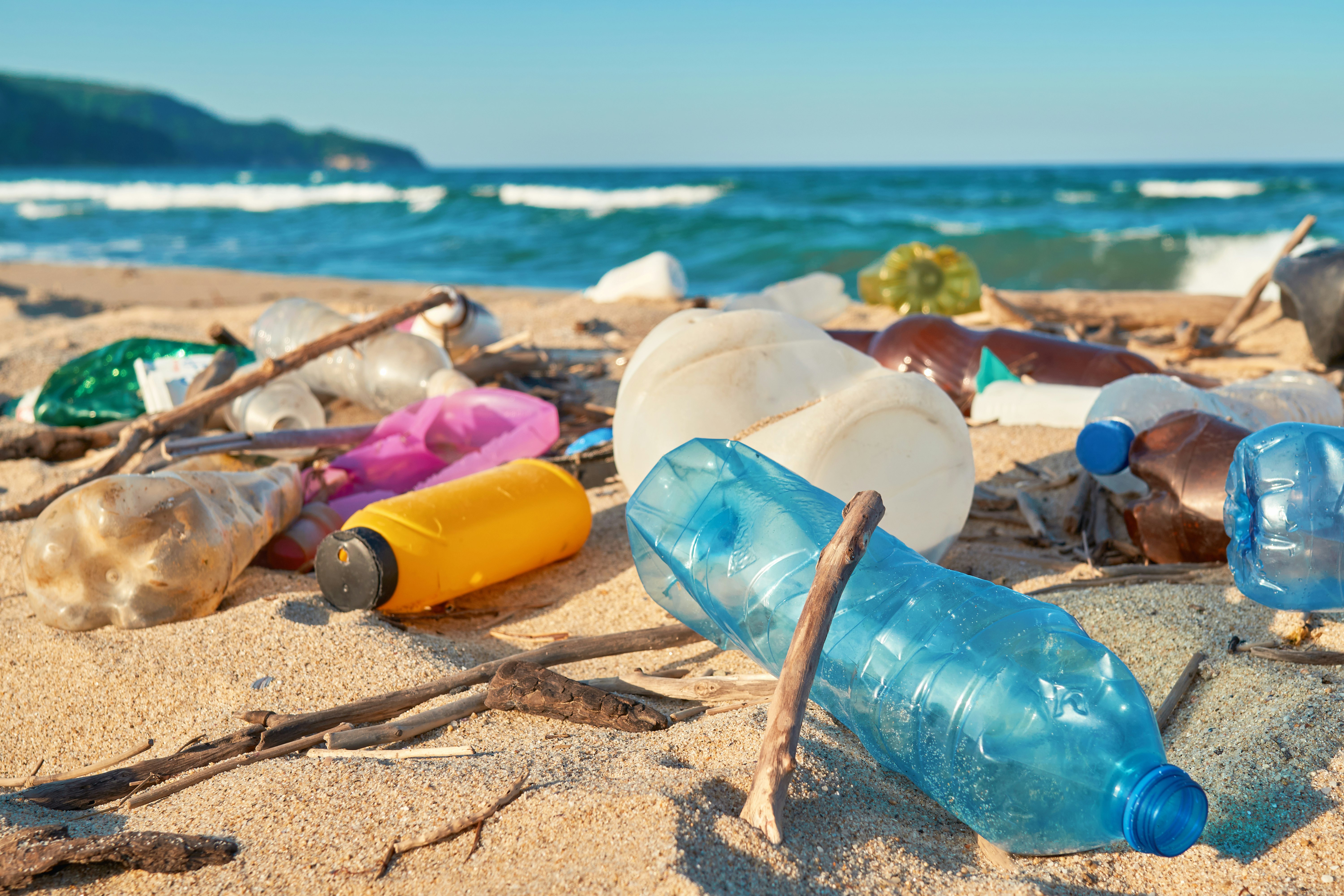 Bottiglie di plastica in spiaggia