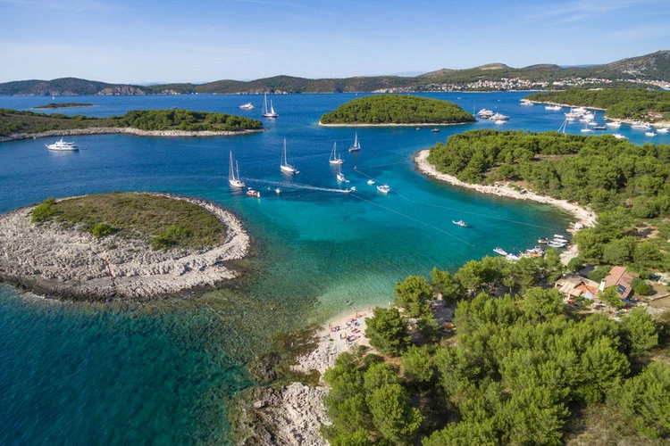 Τα νησιά Πακλένι αποτελούνται από 21 νησιά, νησίδες και υφάλους