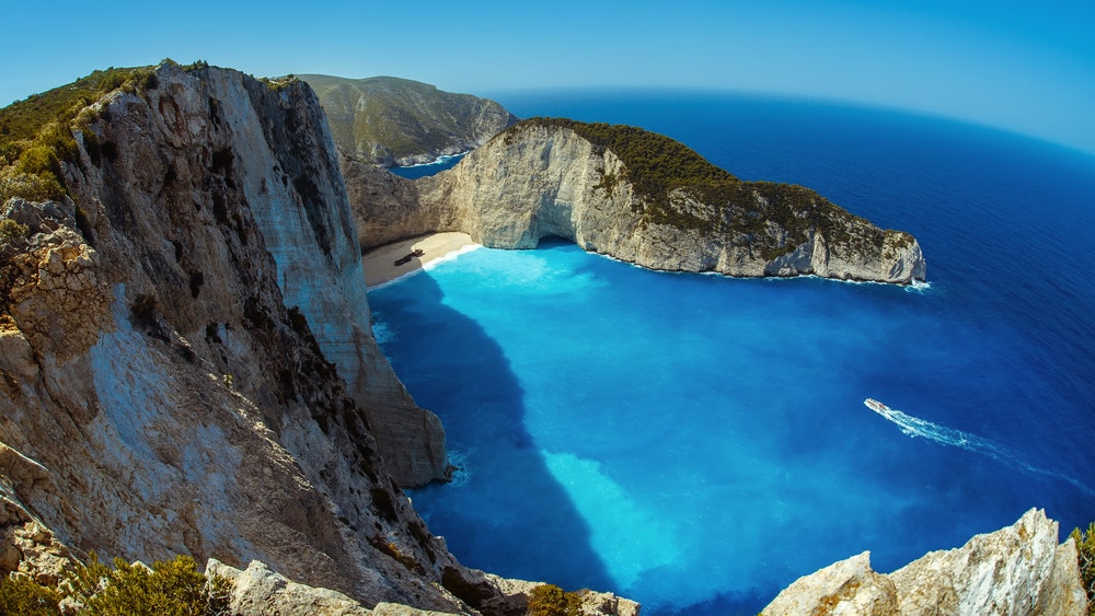 Navagio Beach eller Shipwreck Beach är en vik utanför ön Zakynthos på Joniska öarna i Grekland.