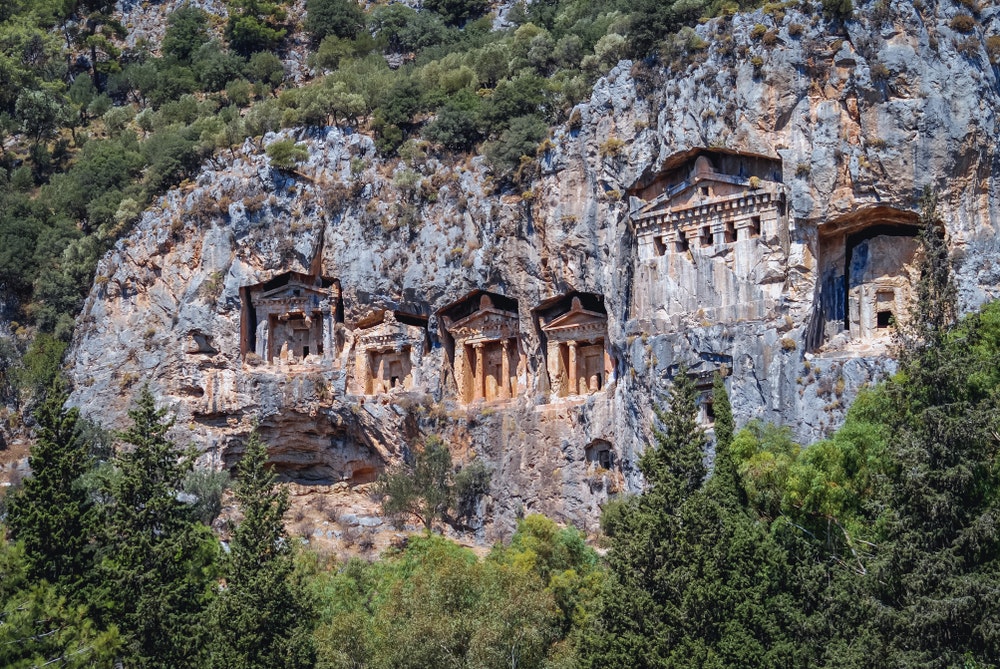 トルコのムグラ県ダルヤン村近郊の古代都市カウノスにあるリュキアの墓。