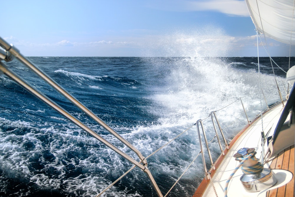 海上で風の強いときに出航する。