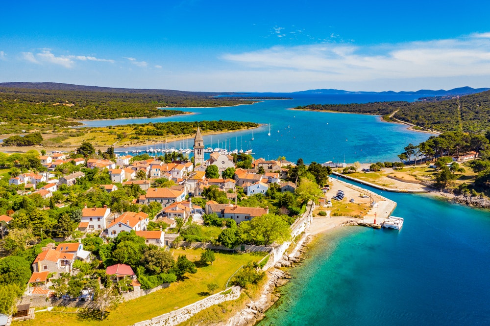 Čudovit pogled iz zraka na Osor (Ossero), mesto in pristanišče na otoku Cres na Hrvaškem.