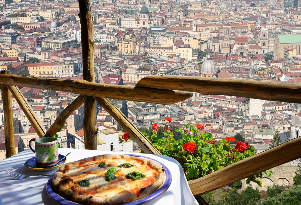 Uitzicht op Napels vanaf het terras van de pizzeria. 