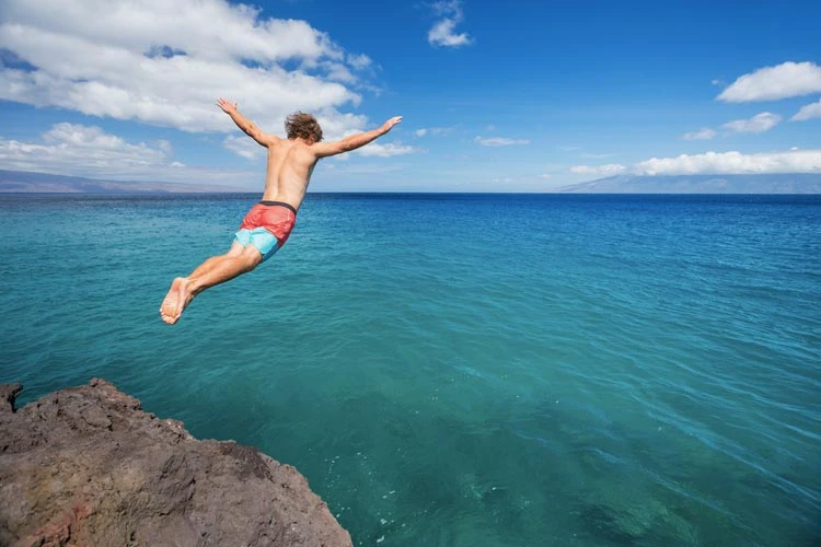 Bei einem unvorsichtigen Sprung ins Wasser kann zu einer Verletzung kommen