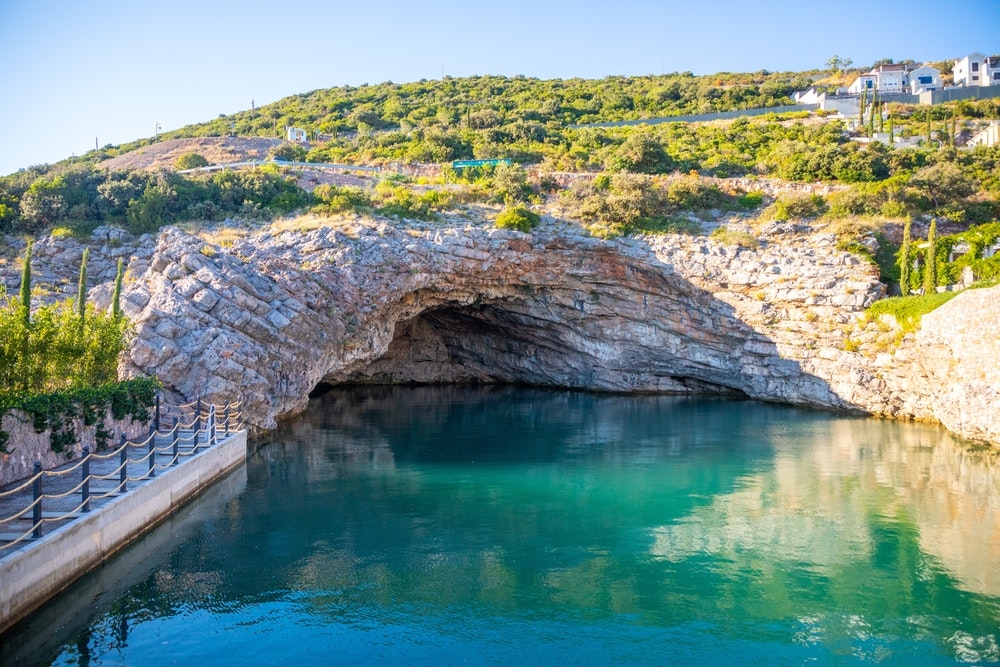 Grotta blu nella baia di Lustica in Montenegro