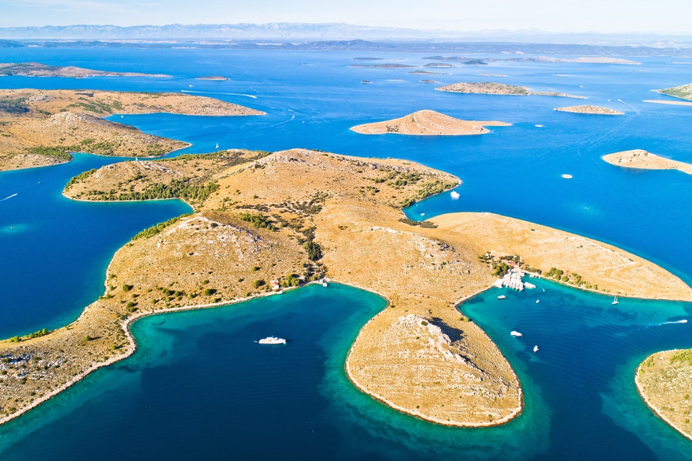 Ilmakuva kuuluisasta Adrianmeren purjehduskohteesta, Kornatin kansallispuistosta. Dalmatian alue Kroatiassa.
