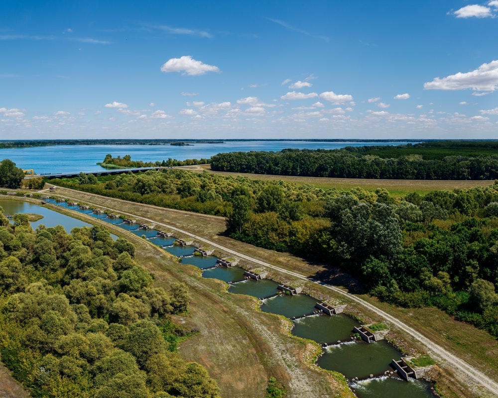 Kaskadeløsning som forbinder innsjøen og Tisza-elven nær Kisköre