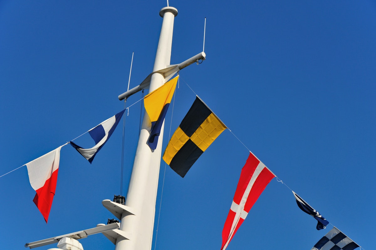Capire le bandiere nautiche: Comunicazione e simbolismo in mare