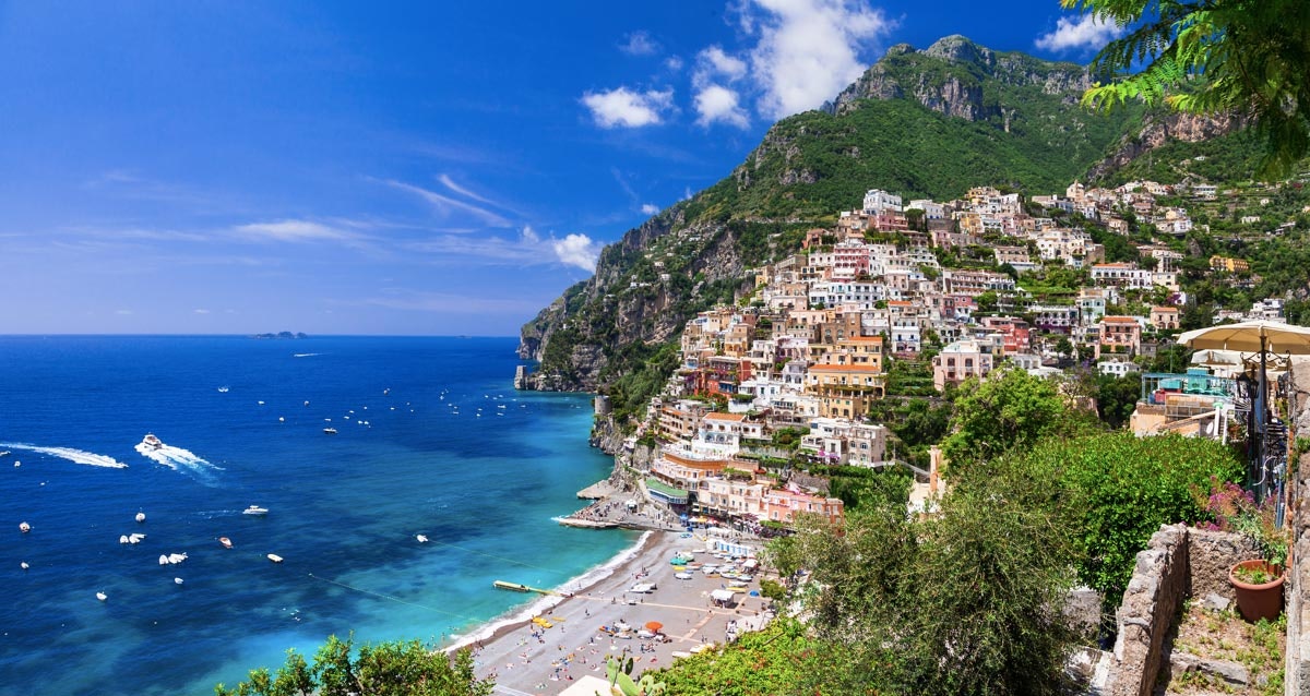 Sailing in Italy: discover the fragrant and magical town of Amalfi