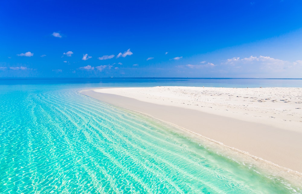 Белый песчаный пляж и бирюзовая вода