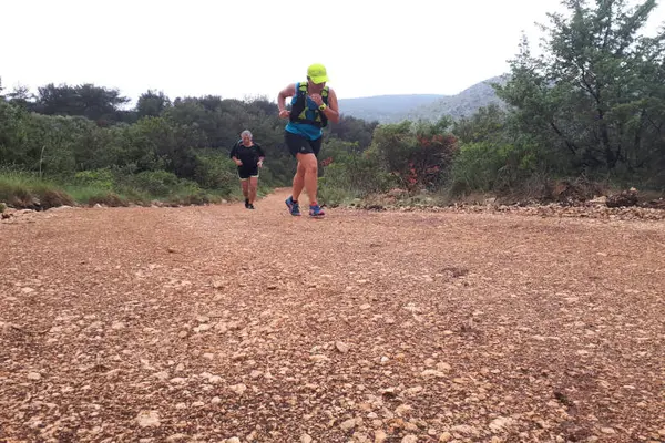 Chorvatské štěrkové cesty se označují jako „makadamy“