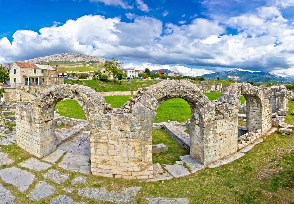 Historisk stenamfiteater i antika Solin, Kroatien