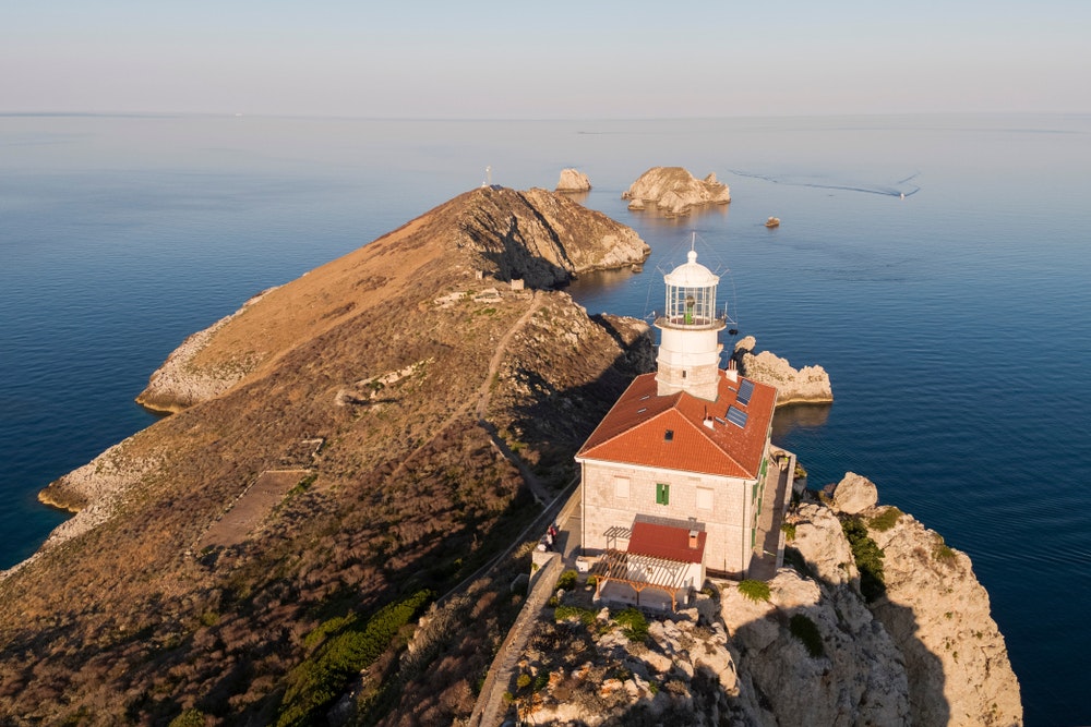 Faro de la isla de Palagruza en Croacia.