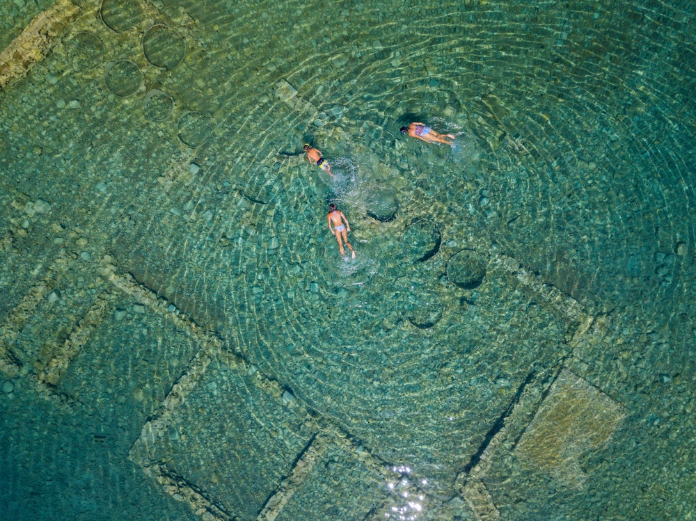 La baia di Vlassis si trova nel sud-ovest del Golfo Saronico, a sud del porto di Palea Epidauros. Le rovine sommerse di Epidauros si trovano nella parte centrale della baia. Durante la navigazione, fate attenzione alle secche che si dipartono dalla riva.