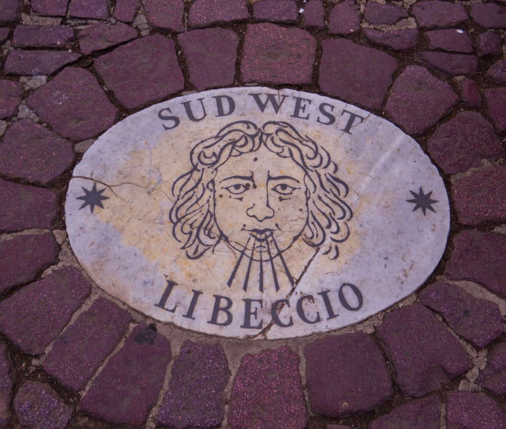Kameň Sud West Libeccio (juhozápadný vietor Libeccio) na námestí San Pietro, Vatikán