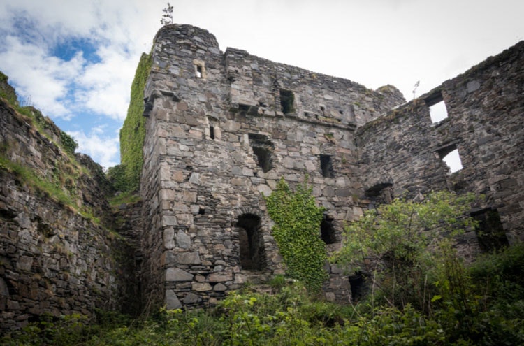 Vechiul Castel Tioram la capătul fiordului