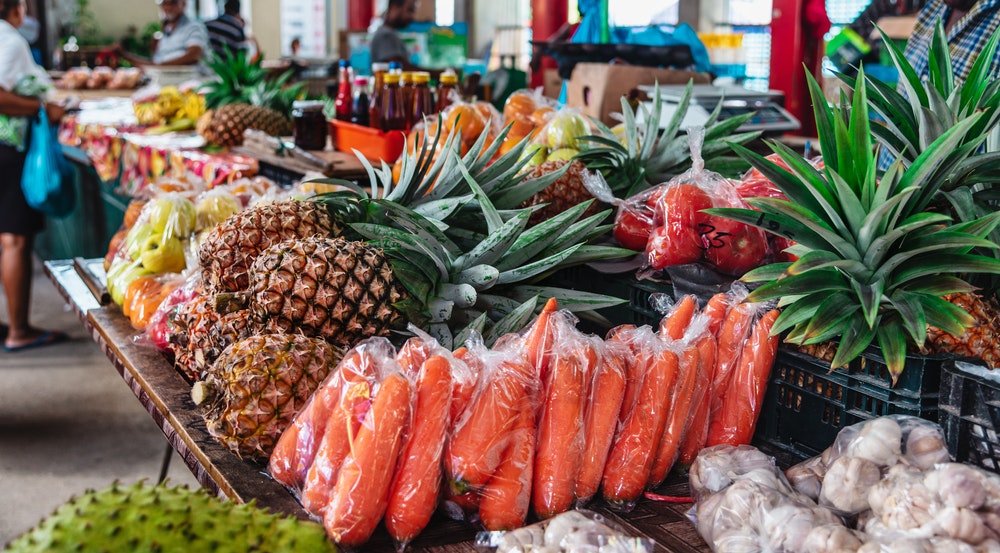 セーシェル・マヘ島の有名なサー・セルウィン・クラーク・マーケットで、色とりどりのトロピカルフルーツや野菜が並ぶ。