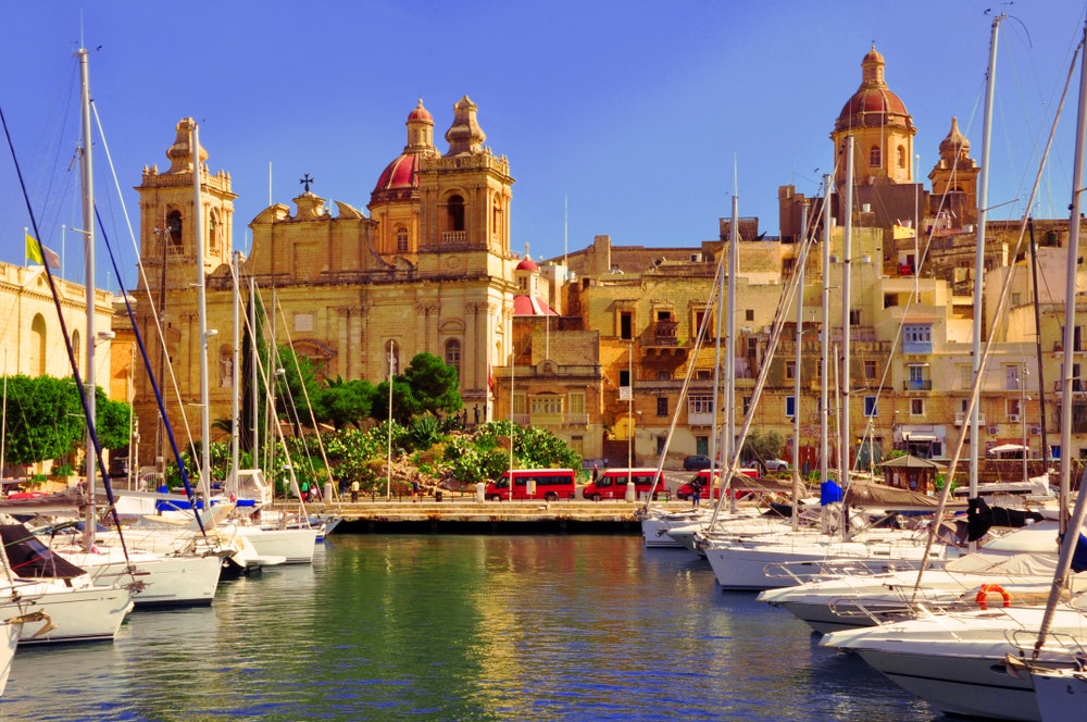Traditionell maltesisk arkitektur och yachter i Valletta hamn, Malta