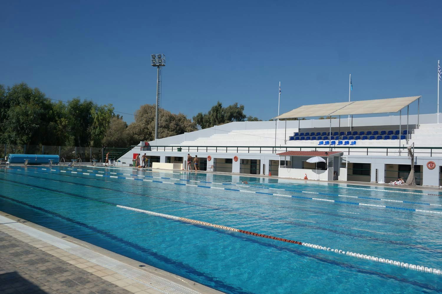 Zwembad in de jachthaven van Alimos, Griekenland