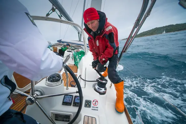 Trimma segel över vinschen vid segling