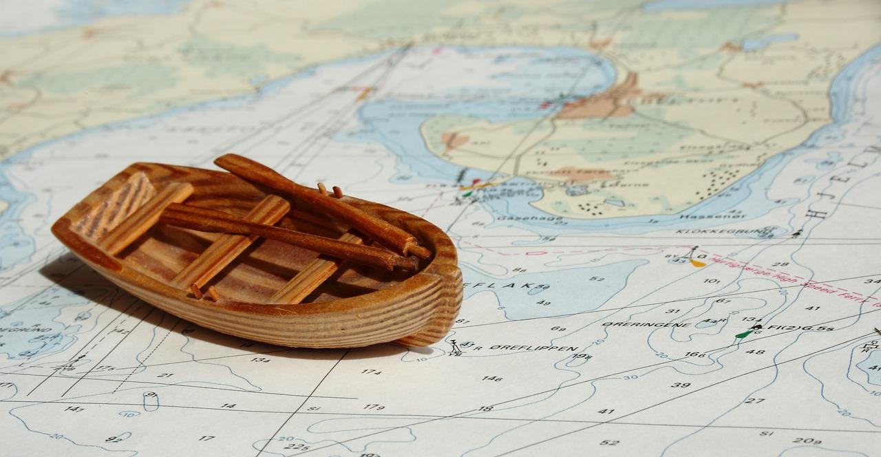 Barca di legno sulla mappa dell'oceano
