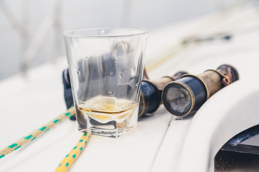 At hælde alkohol i havet for Neptun er en velrespekteret tradition.