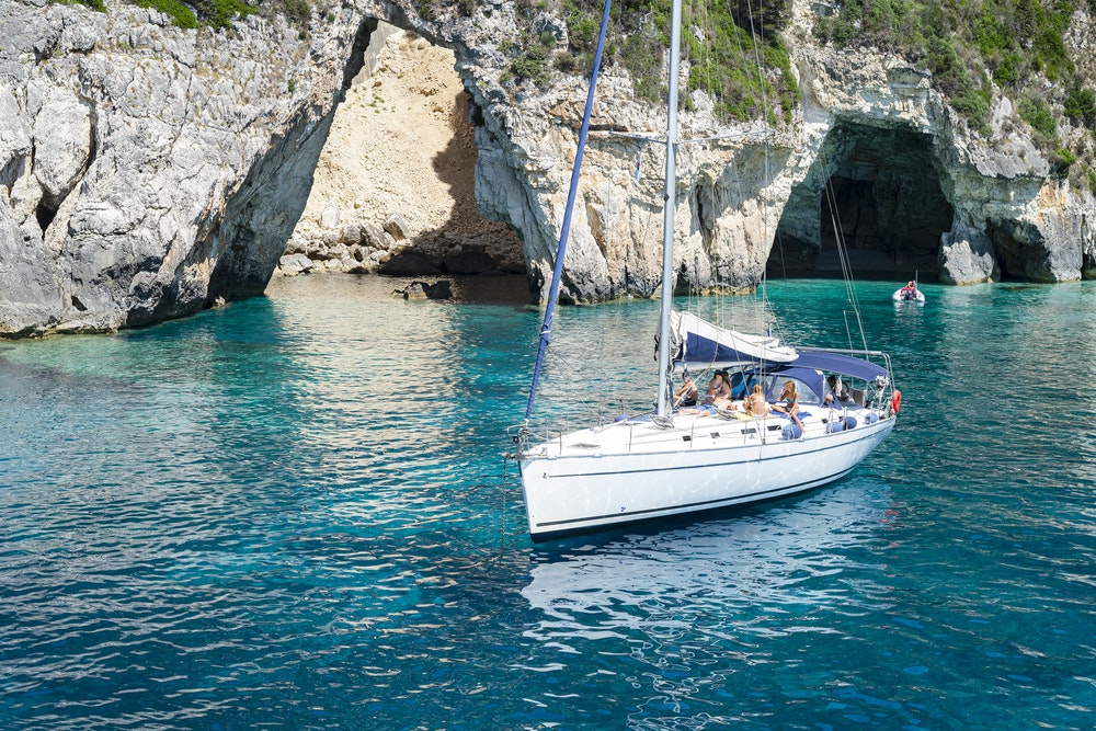 A ilha grega de Paxos é famosa pelas suas grutas por explorar um barco de férias.