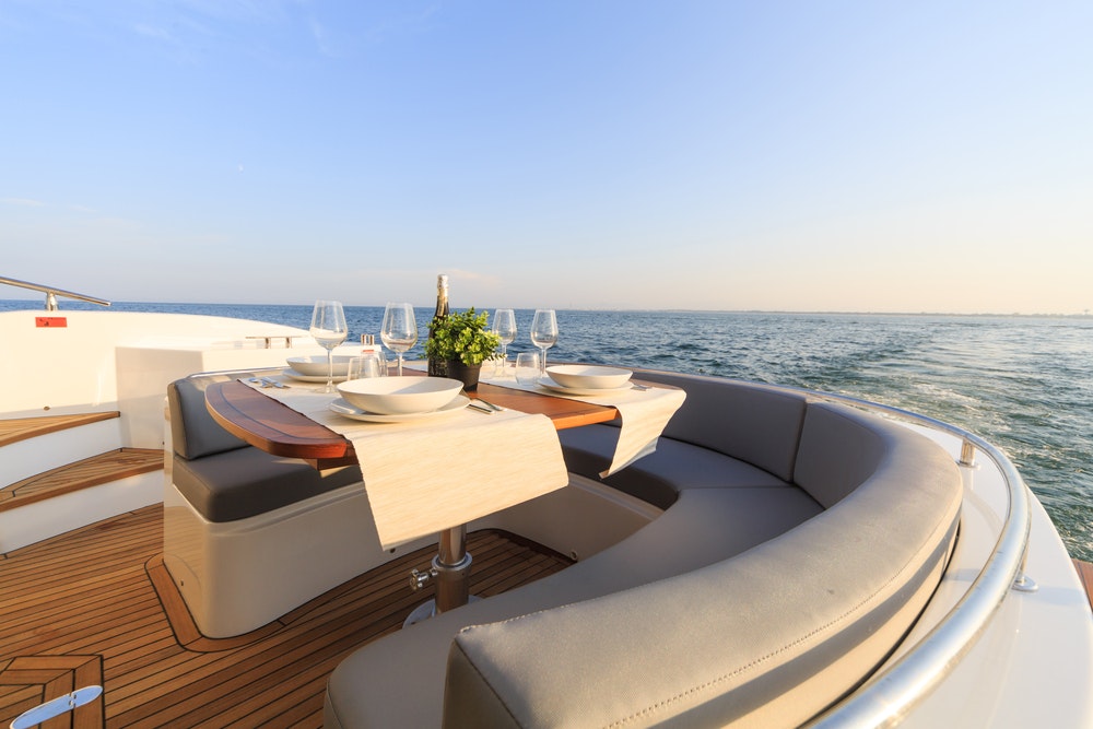 déjeuner romantique sur un yacht à moteur au coucher du soleil,