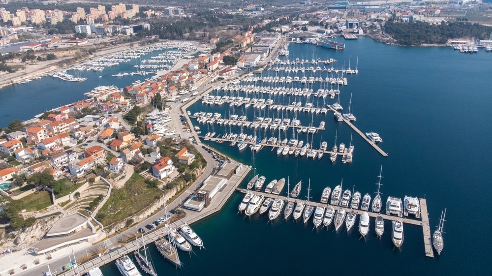 Foto aérea da bela D-Marin Marina Mandalina em Sibenik, o principal porto da cidade. 