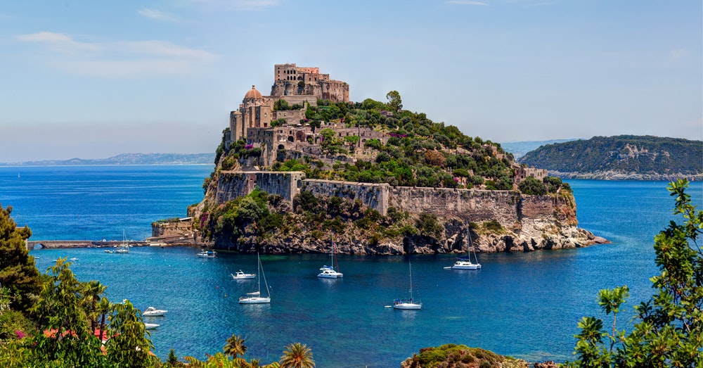 Aragon Castle är det mest imponerande historiska monumentet i Ischia