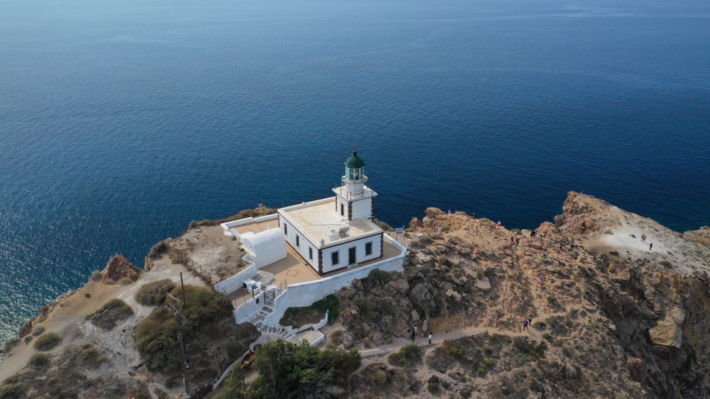 ギリシャのサントリーニ島、アクロティリ村の近くにあるアクロティリ灯台。 