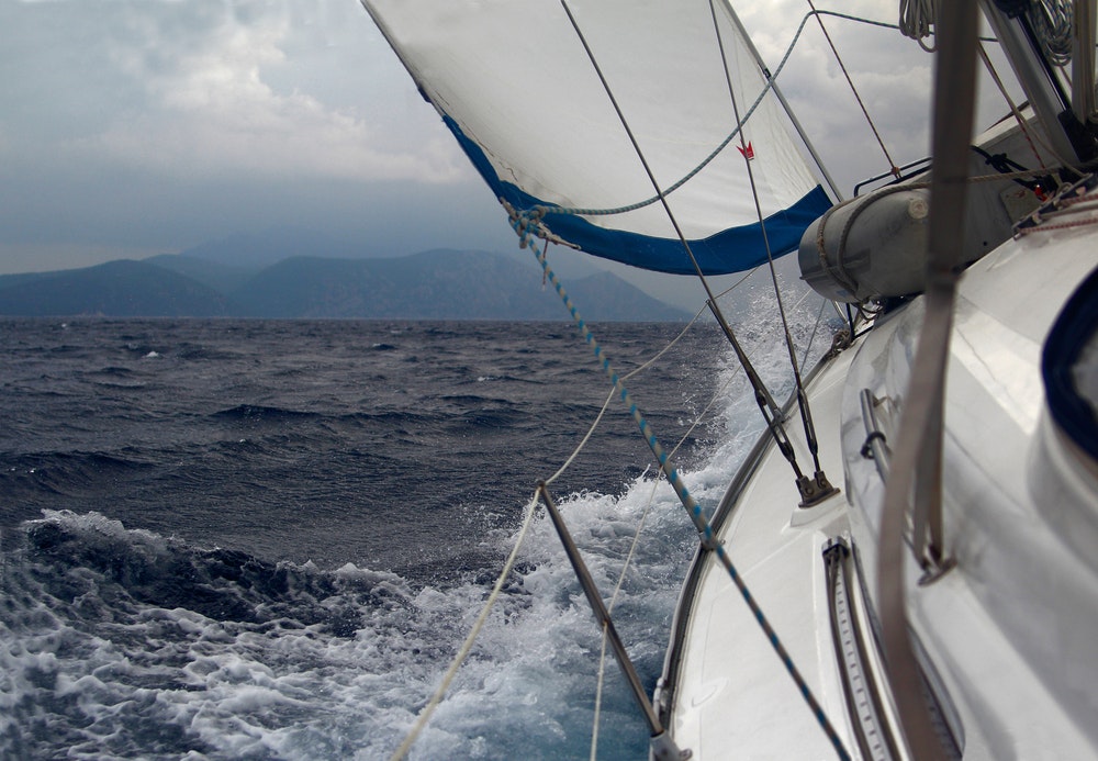 Yachten seglar i det stormiga Adriatiska havet nära Korculas kust.
