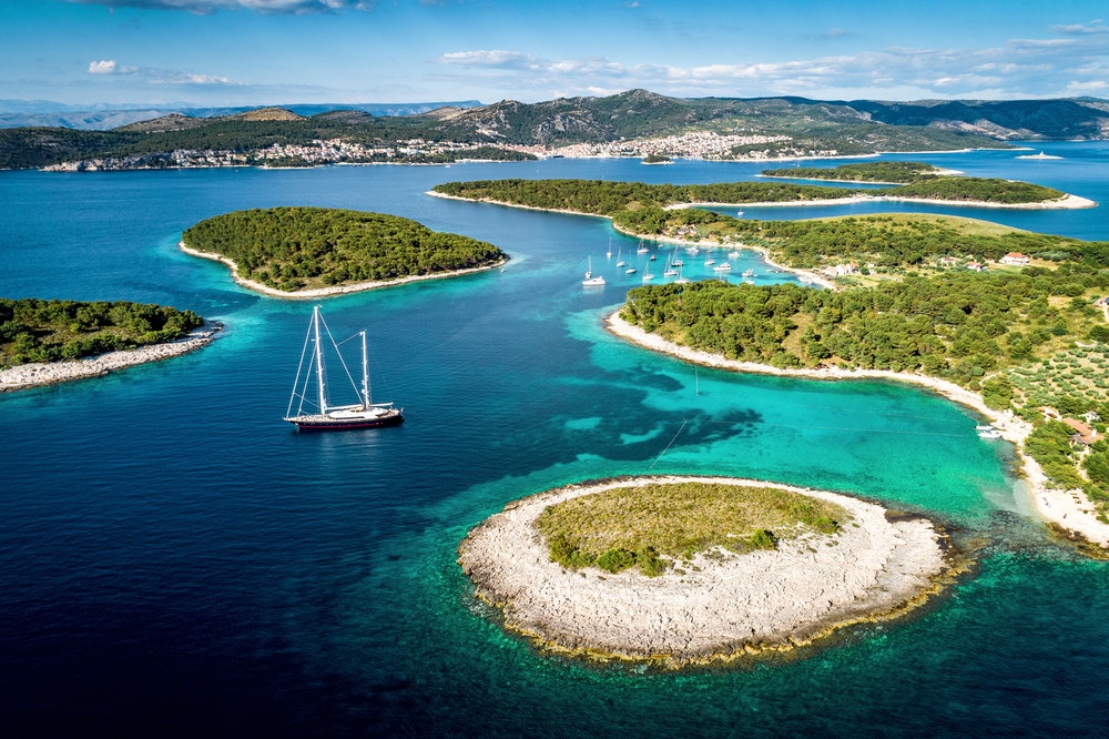 Navigare intorno alle isole Paklin a Hvar, Croazia. 
