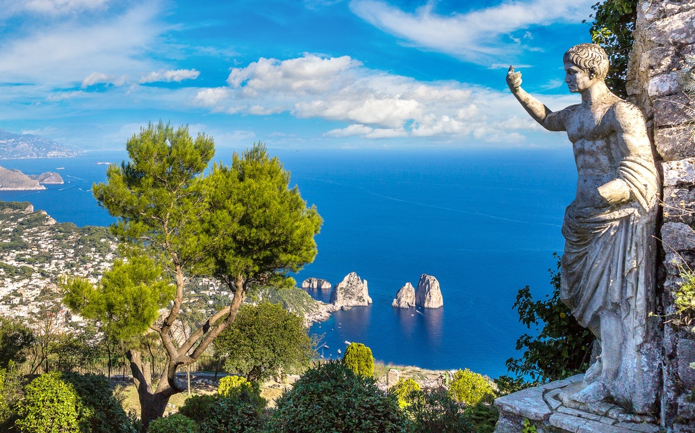 Vista del mar y pinos, isla de Capri, Italia