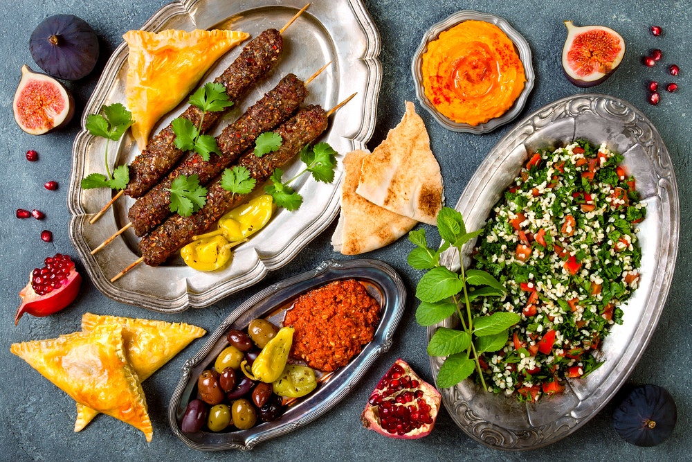 Ένα παραδοσιακό δείπνο της Μέσης Ανατολής. Ελιές, σαλάτα, σουβλιστό κρέας, χούμους.