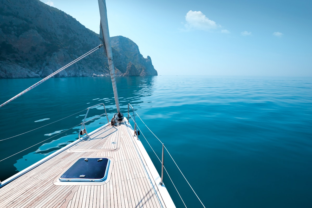 The Complete Guide to Sailing: From Boats to Yachts and Basic Techniques